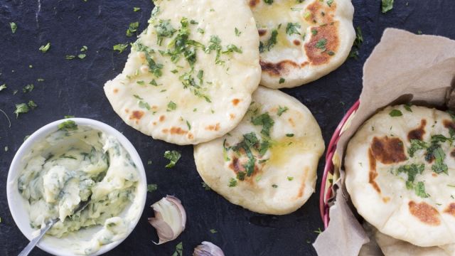 Pão Naan com Manteiga de Alho e Coentros