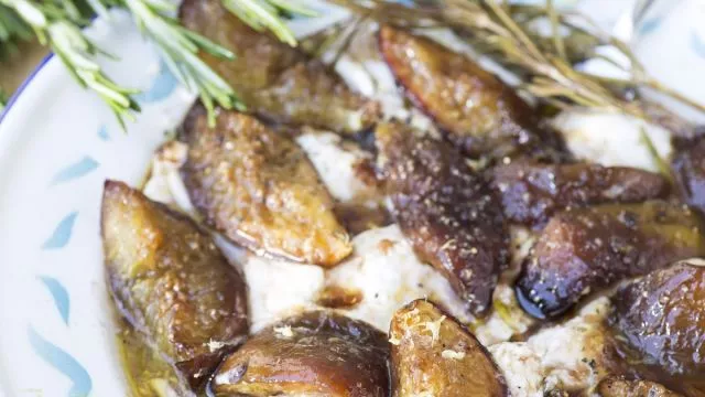 Burrata com Figos Assados em Balsâmico
