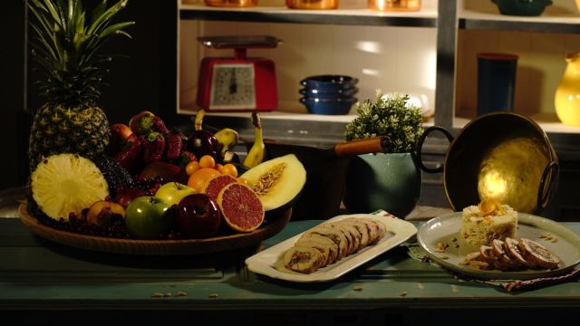 Perú Recheado com Pera Bêbeda e Arroz de Laranja com Pinhões
