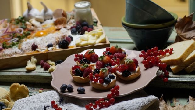 Skyr com Fruta em Taça de Pão Brioche