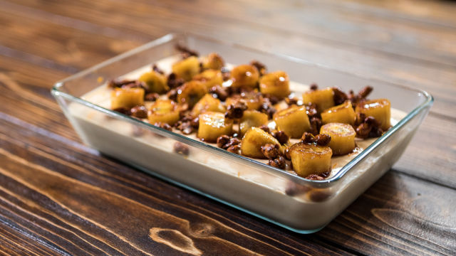 Mousse de Leite Condensado Cozido, Banana Caramelizada e Amendoins Salgados