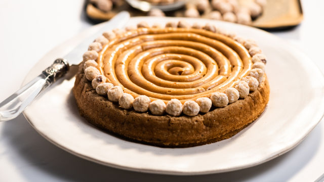 Bolo de Avelã e Caramelo Cremoso