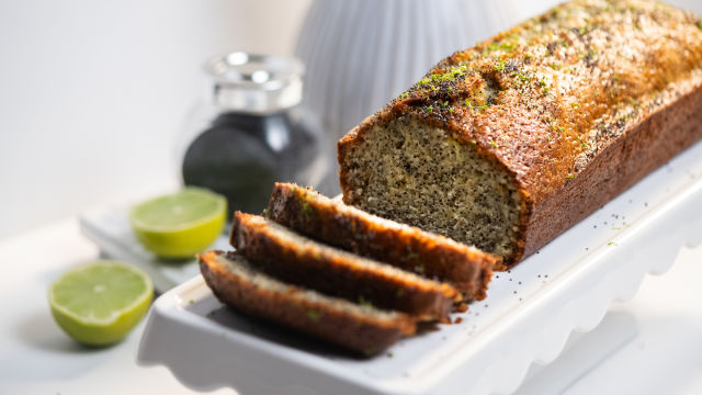 Bolo de Iogurte, Sementes de Papoila e Calda de Lima