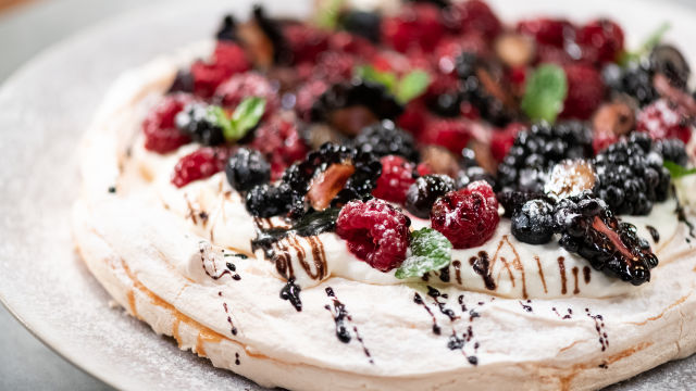 Pavlova de Frutos Vermelhos, Nata e Vinagre Balsâmico (sem glúten)