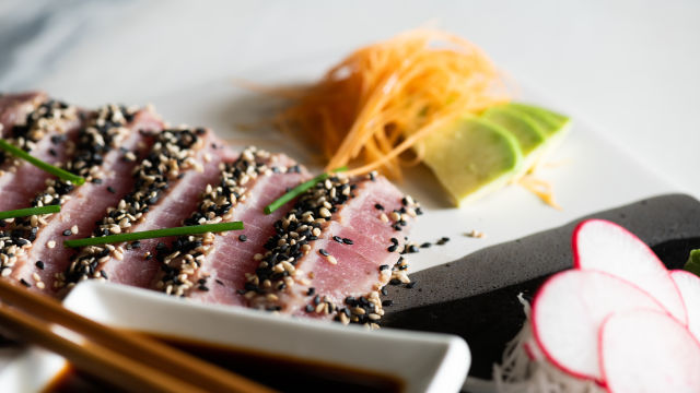 Atum Braseado com Sementes de Sésamo