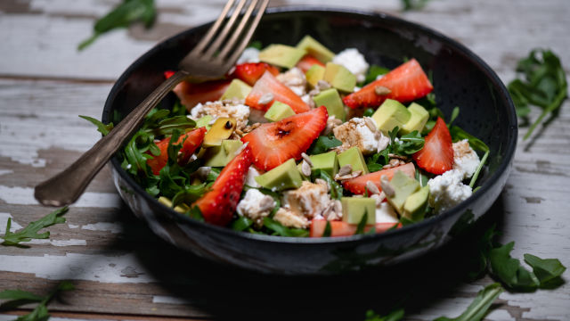 Salada de Rúcula com Morangos e Abacate