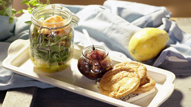 Salada de Papaia e Camarão com Cebola Confitada e Pão