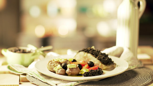 Lombo de Bacalhau Confitado em Azeite com Tapenade de Azeitonas