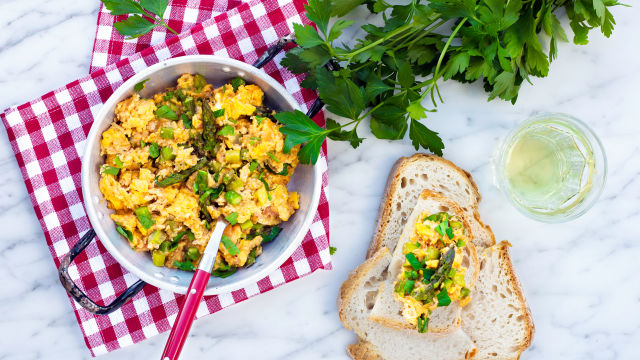 Ovos Mexidos com Espargos e Alheira