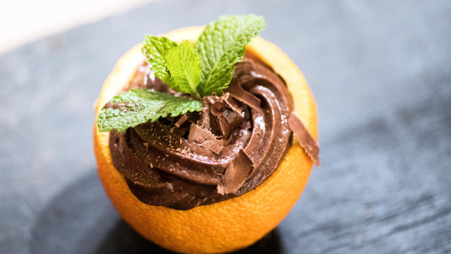 Mousse de Chocolate em Casca de Laranja