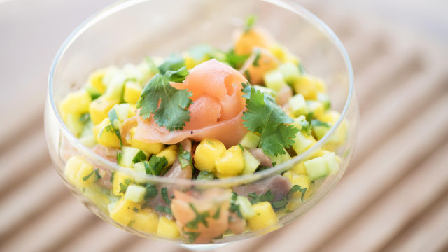 Cocktail de Abacate com Salmão e Manga