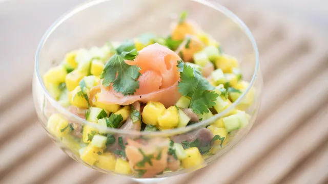 Cocktail de Abacate com Salmão e Manga