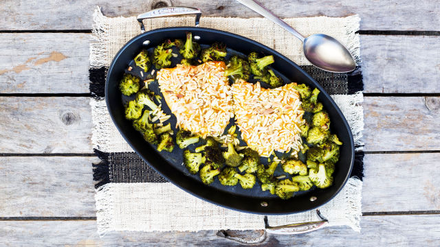 Salmão com Crosta de Amêndoa e Bróculos em Manteiga