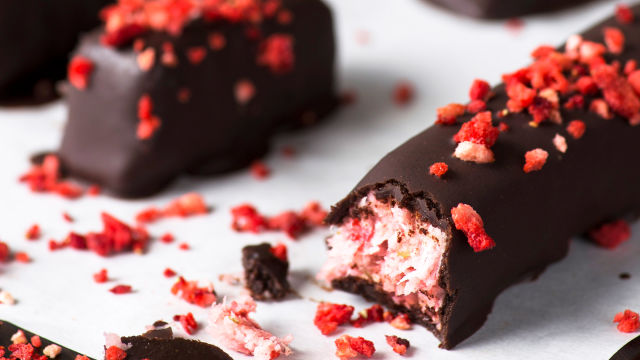 Chocolates de coco, morango e lima