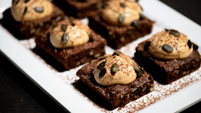 Quadrado de Sementes de Abóbora, Chocolate e Caramelo Leve de Limão