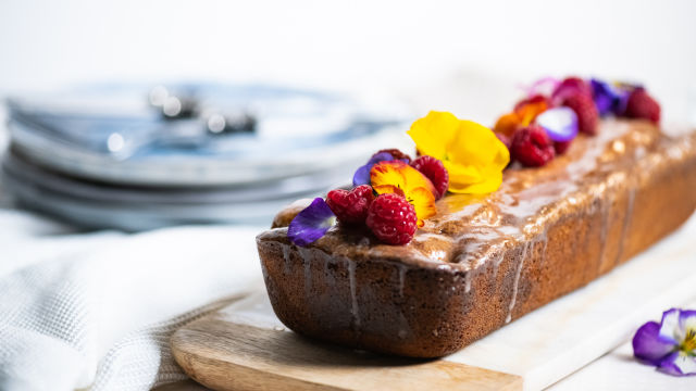 Bolo de Amêndoa e Framboesas com Geleia de Amores-Perfeitos
