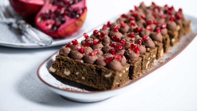 Bolo de Especiarias com Creme de Chocolate de Leite e Flor de Hibiscus