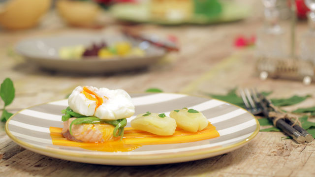 Salmão Cozido com Ovo Escalfado