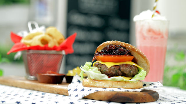 Hambúrguer à Americana com Anéis de Cebola