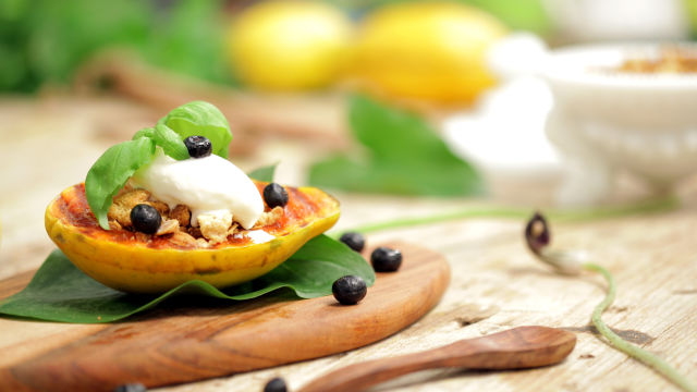 Papaia grelhada com Crumble de Amêndoa e Gelado de Nata