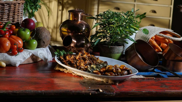Borrego com Batatas e Chalotas e Salteado de Acelgas