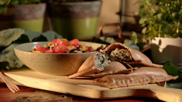 Empanadas de Espinafre com Salada de Feijão Preto