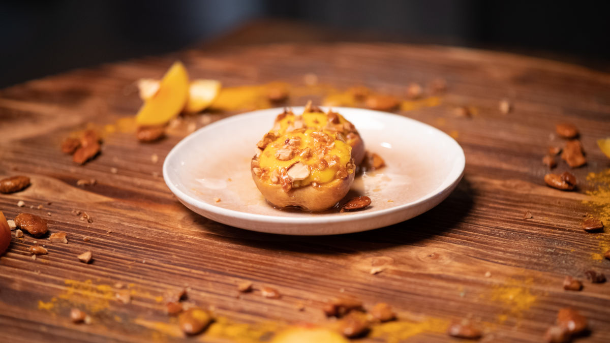 Nectarinas no Forno com Moscatel, Creme de Curcuma e Amêndoa