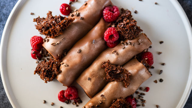Canelloni de Gelatina de Chocolate, Bolo de Cacau e Gel de Framboesa