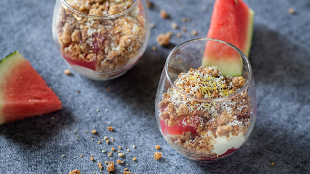 Gelatina de Melancia com Ganache Montada de Limão e Crocante de Amêndoa