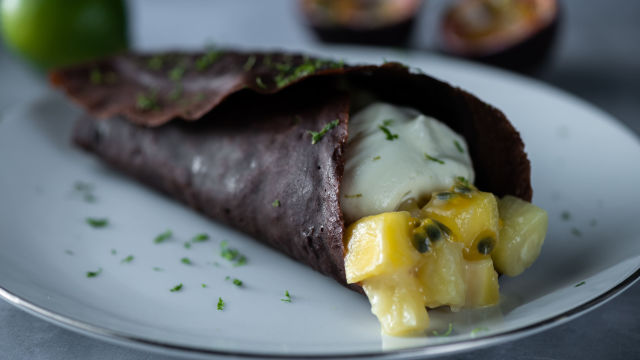 Wraps de Cacau com Fruta Salteada e Creme Leve de Lima