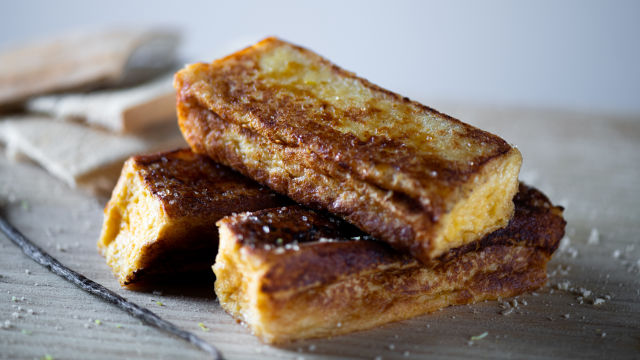 Fatias Douradas Recheadas com Creme de Baunilha