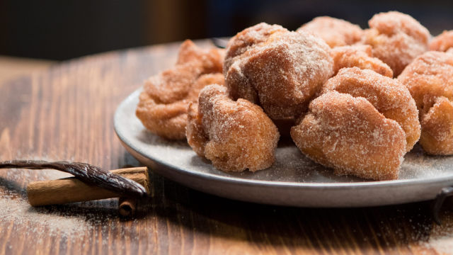 Sonhos de Limão e Canela Recheados com Creme de Baunilha