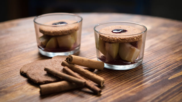 Maçã Assada com Geleia de Vinho Quente de Especiarias e Bolacha de Gengibre