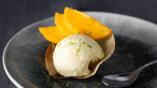 Gelado de Manga e Iogurte Grego em Taça de Bolacha