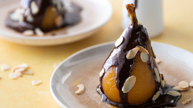 Peras Caramelizadas com Molho de Chocolate