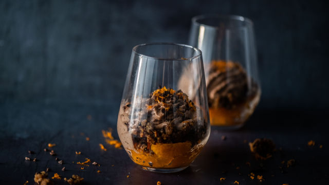 Espuma Leve de Chocolate de Leite, Crocante de Favas de Cacau e Tangerina