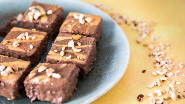 Quadrados Marmoreados com Cobertura de Chocolate e Avelã