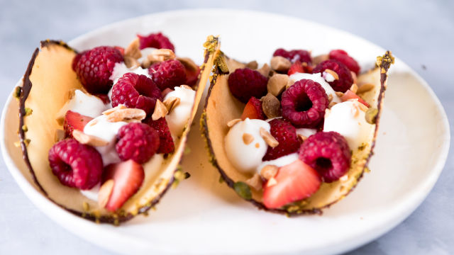 Tacos com Creme de Iogurte, Frutos Vermelhos e Frutos Secos