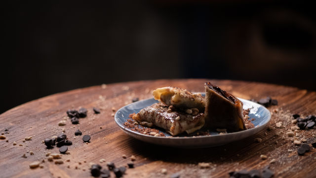 Crepes Enrolados com Recheio de Chocolate e Amendoins