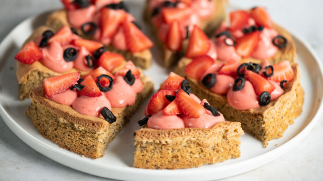 Bolo de Amêndoa e Azeitona Preta com Creme de Morango