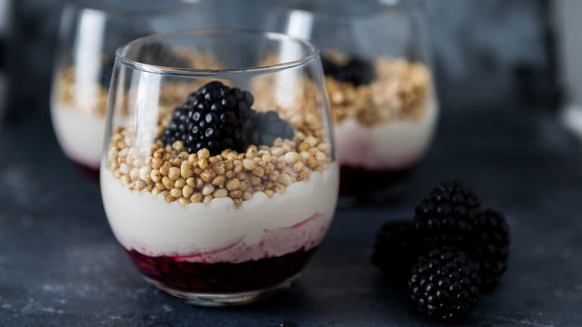 Quinoa Crocante, Creme Branco de Chá Preto e Geleia de Amoras