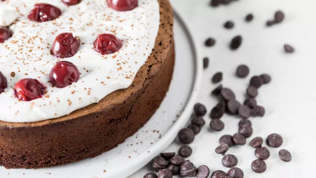 Bolo de Cacau e Ginjas com Nata Cremosa
