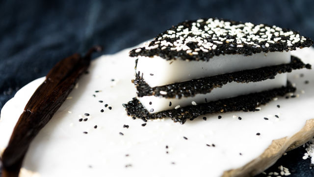 Pudim de Coco e Sésamo Negro em Milfolhas