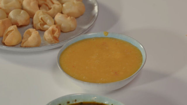 Massa Frita com 2 Dips Picantes