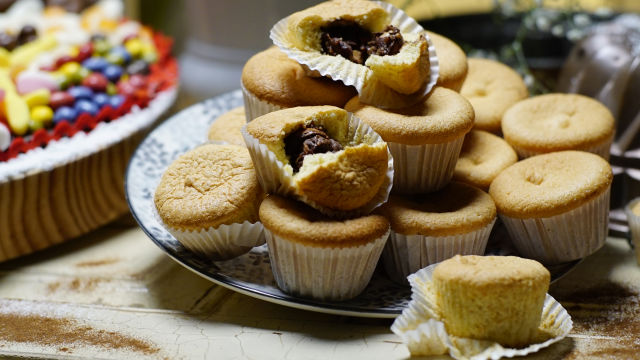 Queques de Laranja com Bombom de Chocolate