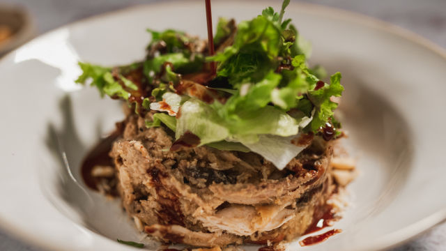 Salada de Perdiz, Avelãs e Vinagreta de Chocolate