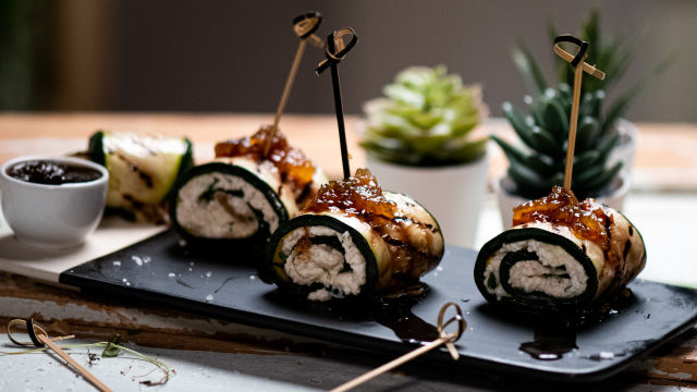 Curgete Grelhada Recheada com Requeijão e Molho Balsâmico