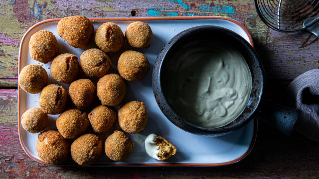 Croquetes de Amendoim com Molho Mostarda Dijon
