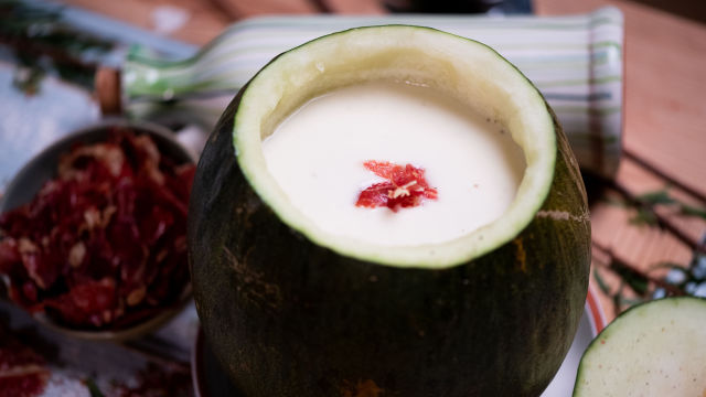 Sopa de Melão com Crocante de Presunto