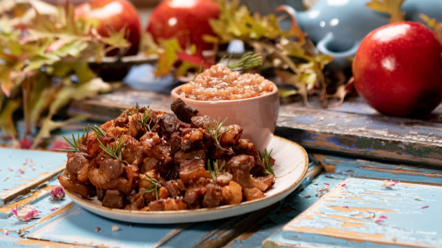 Chutney de Maçã de Alcobaça com Crocantes de Barriga de Porco